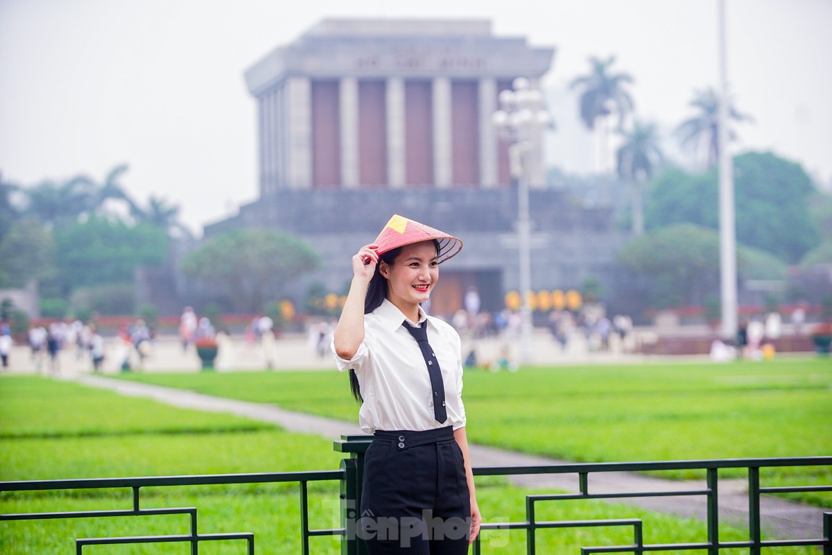 Người dân đổ về Quảng trường Ba Đình chụp ảnh trước thềm đại lễ 30/4 ảnh 5