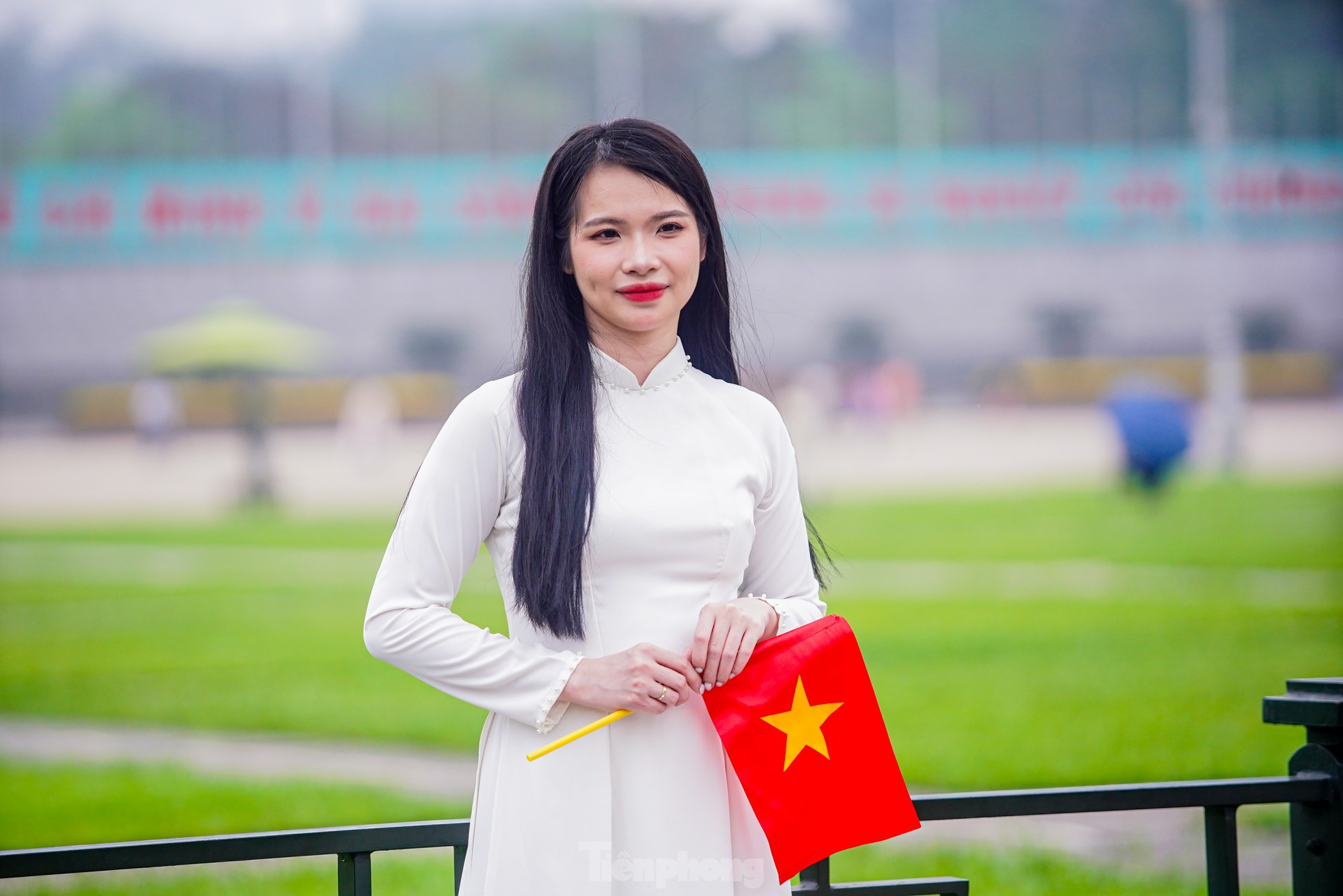 Người dân đổ về Quảng trường Ba Đình chụp ảnh trước thềm đại lễ 30/4 ảnh 6