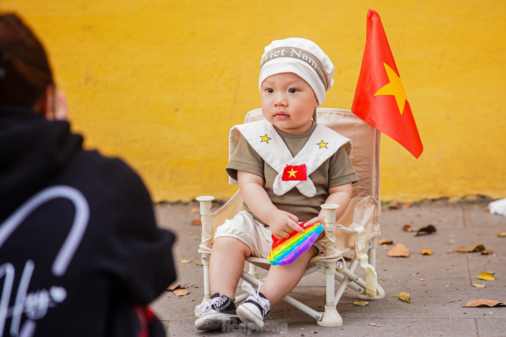 Người dân đổ về Quảng trường Ba Đình chụp ảnh trước thềm đại lễ 30/4 ảnh 19