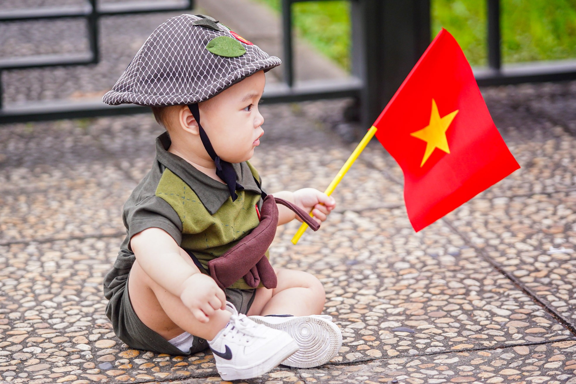 Người dân đổ về Quảng trường Ba Đình chụp ảnh trước thềm đại lễ 30/4 ảnh 17