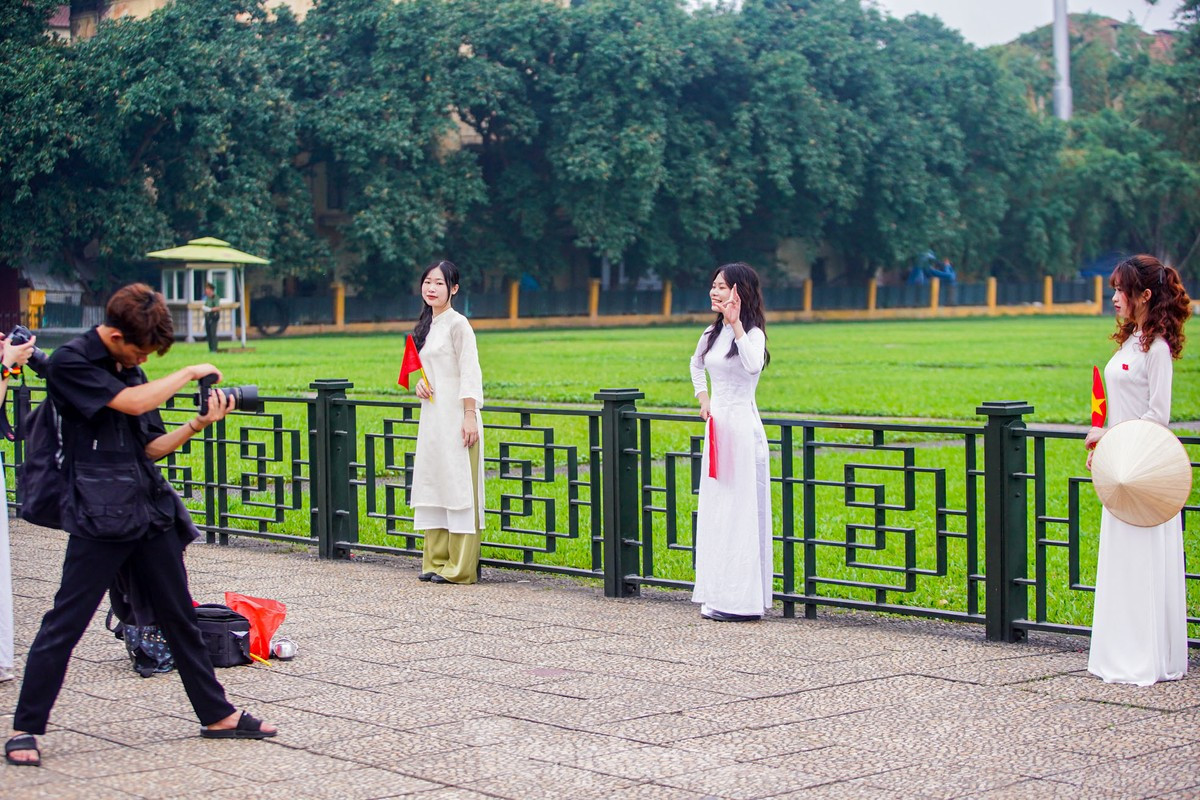 Người dân đổ về Quảng trường Ba Đình chụp ảnh trước thềm đại lễ 30/4 ảnh 4