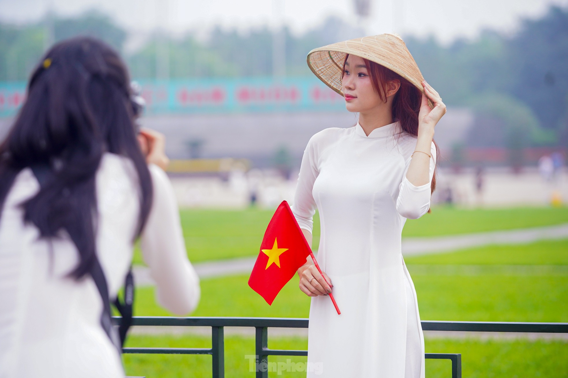 Người dân đổ về Quảng trường Ba Đình chụp ảnh trước thềm đại lễ 30/4 ảnh 9