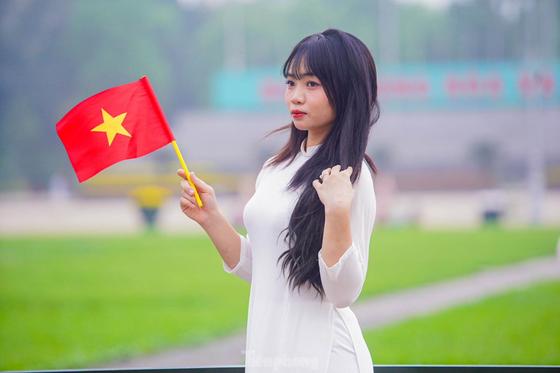 Người dân đổ về Quảng trường Ba Đình chụp ảnh trước thềm đại lễ 30/4 ảnh 10