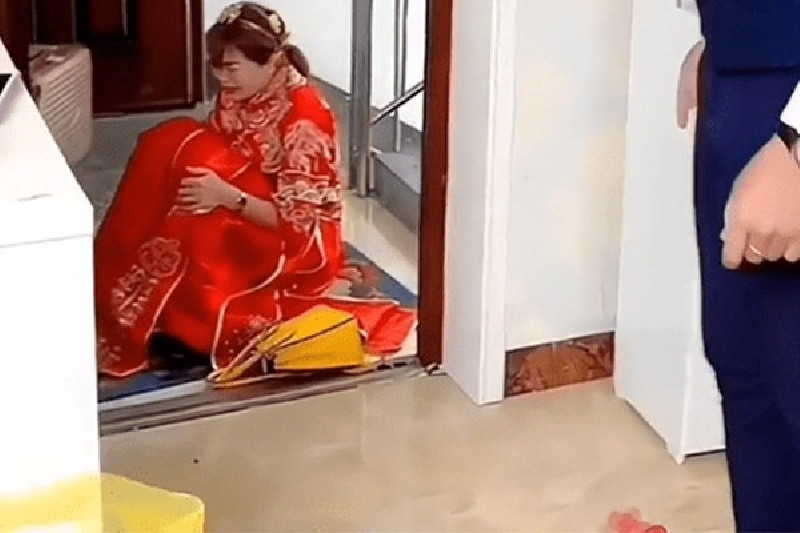 Chú rể không tiết chế được cảm xúc liền đẩy cô dâu ra ngoài cửa, ném chiếc vali của cô ra. Ảnh: 163.