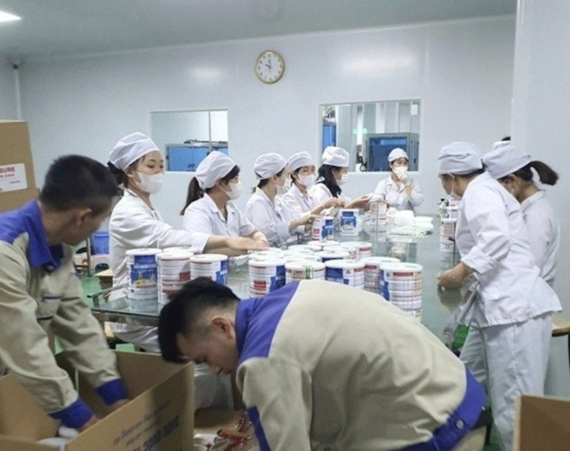 Dây chuyền sản xuất sữa giả. Ảnh: Báo Người lao động.