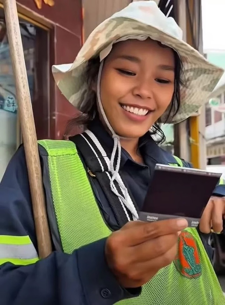 Meen đang xem một trong những bức ảnh mà nhiếp ảnh gia người Nga chụp cô. (Ảnh: Handout)