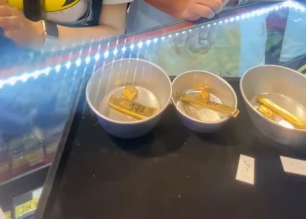 Dọn dẹp chiếc giường cũ, bất ngờ phát hiện gói vàng trị giá 500 triệu đồng- Ảnh 2.