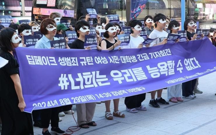 Dư luận rúng động phòng chat tình dục liên quan showbiz ảnh 3