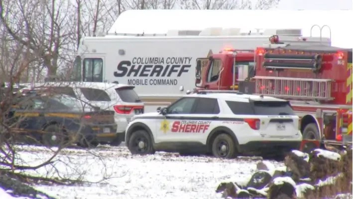 Nhiệm vụ tiếp cận máy bay gặp nạn trở nên khó khăn do tuyết rơi dày và bùn lầy. Ảnh: The Sun