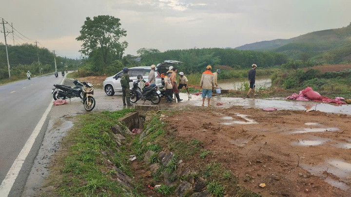 Người dân đưa nạn nhân bị sét đánh đi cấp cứu.