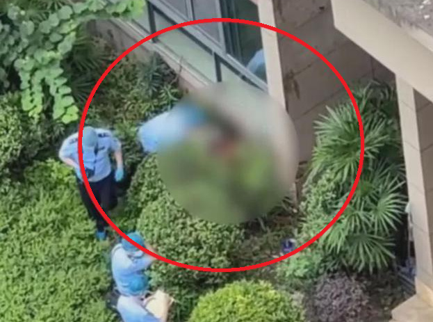 Đang cãi nhau, chồng “nổi điên” ôm vợ nhảy qua lan can tầng 27 xuống đất- Ảnh 1.