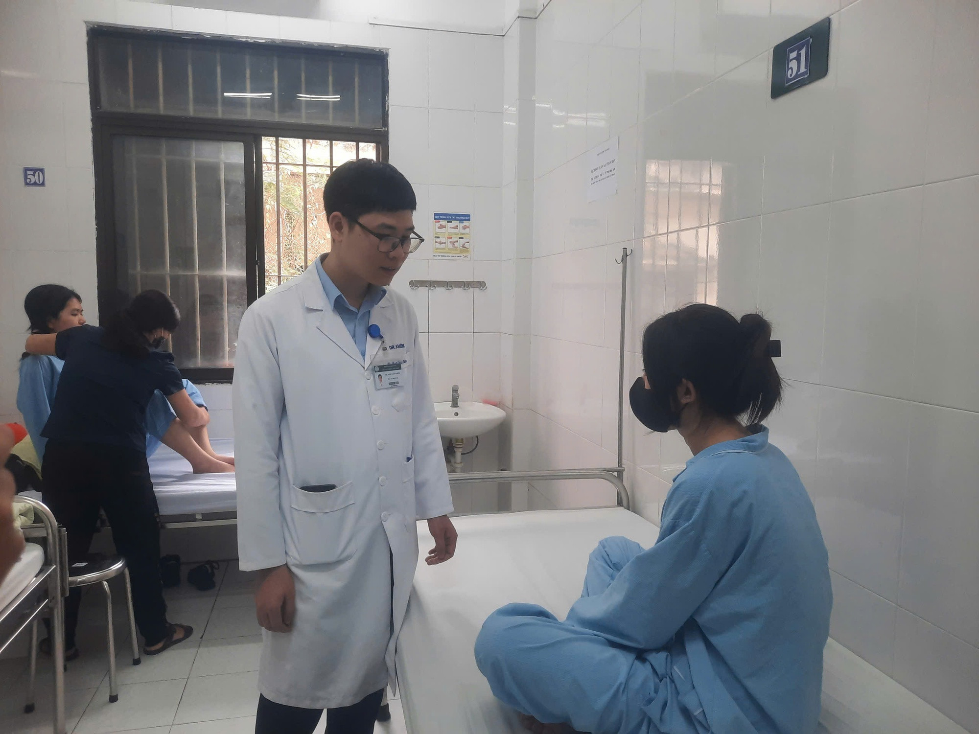 Hai nữ sinh nhập viện tâm thần vì cùng 1 lý do: Bác sĩ chỉ rõ 6 dấu hiệu cha mẹ cần đặc biệt chú ý- Ảnh 1.