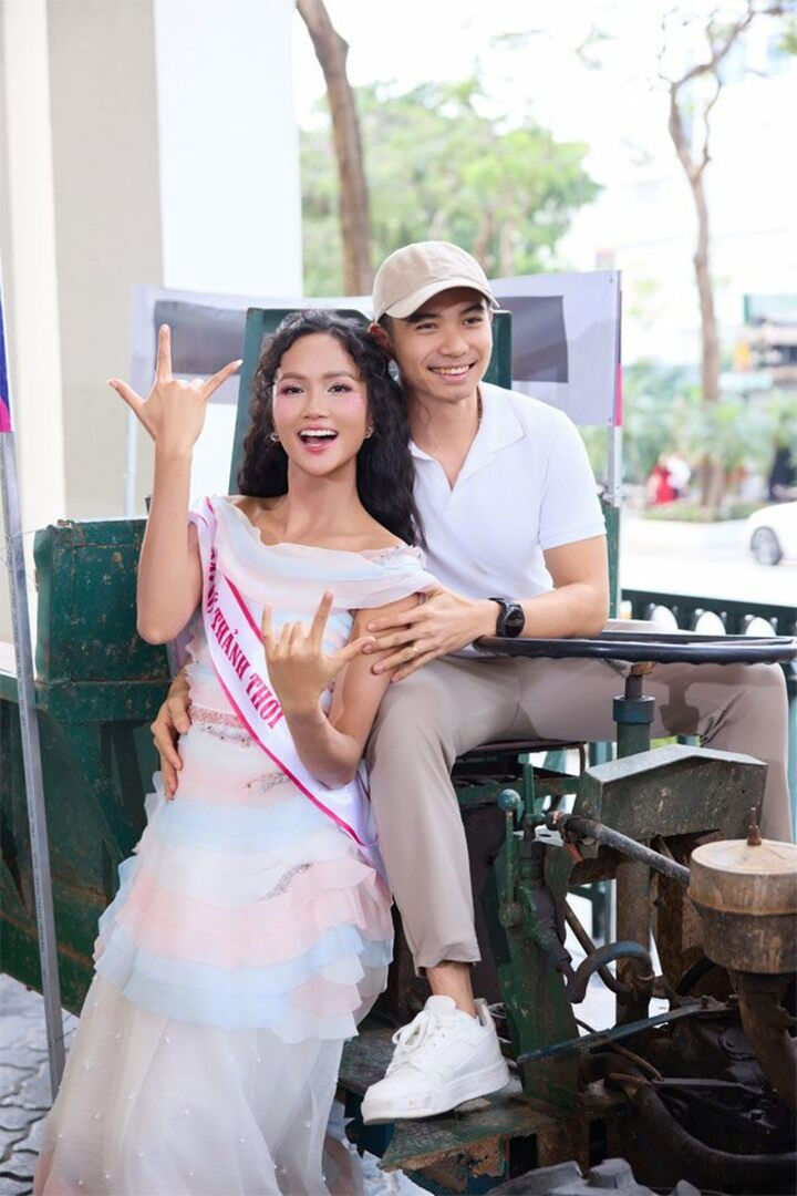 H'Hen Niê và ông xã Tuấn Khôi trong một sự kiện ở Hà Nội.