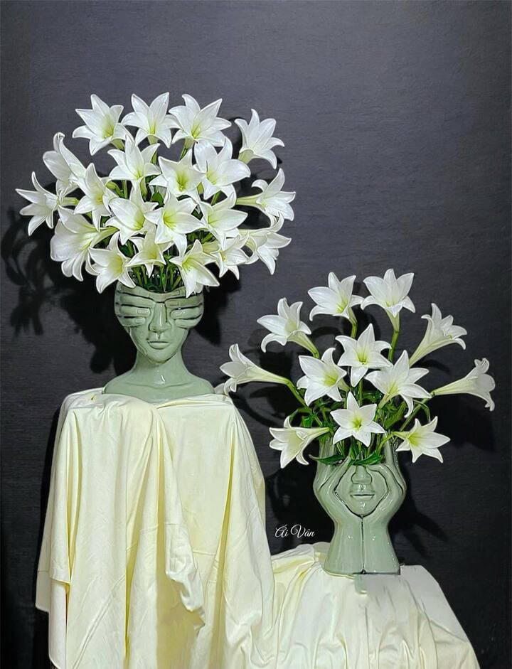 Nên cắt bỏ nhụy khi cắm hoa loa kèn trong nhà. (Ảnh: Ái Vân)