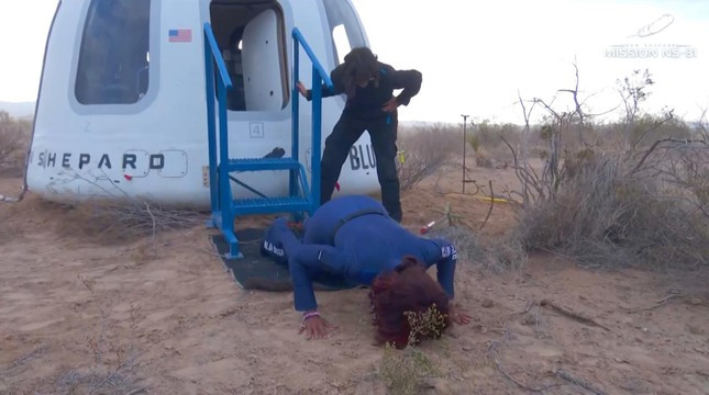 Video tỷ phú Amazon ‘vồ ếch’ khi đón bạn gái trở về từ vũ trụ ảnh 4