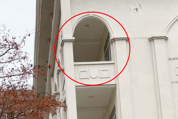 Vụ lan can rơi làm 3 nữ sinh nhập viện, Trường Đại học Vinh nói gì? ảnh 2