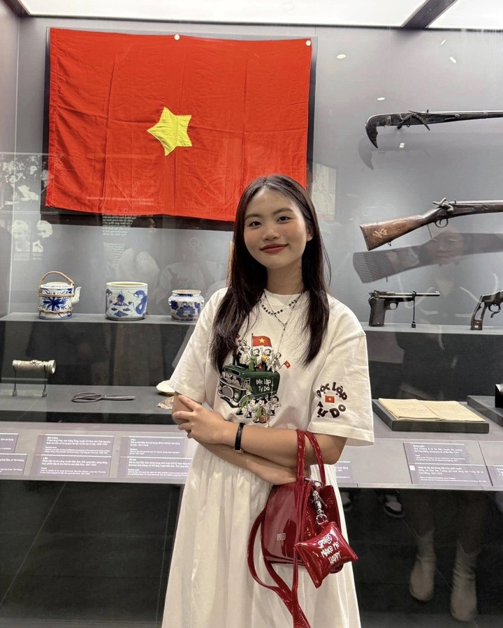 Phương Mỹ Chi diện trang phục này khi tham quan Bảo tàng Lịch sử Quân sự Việt Nam.