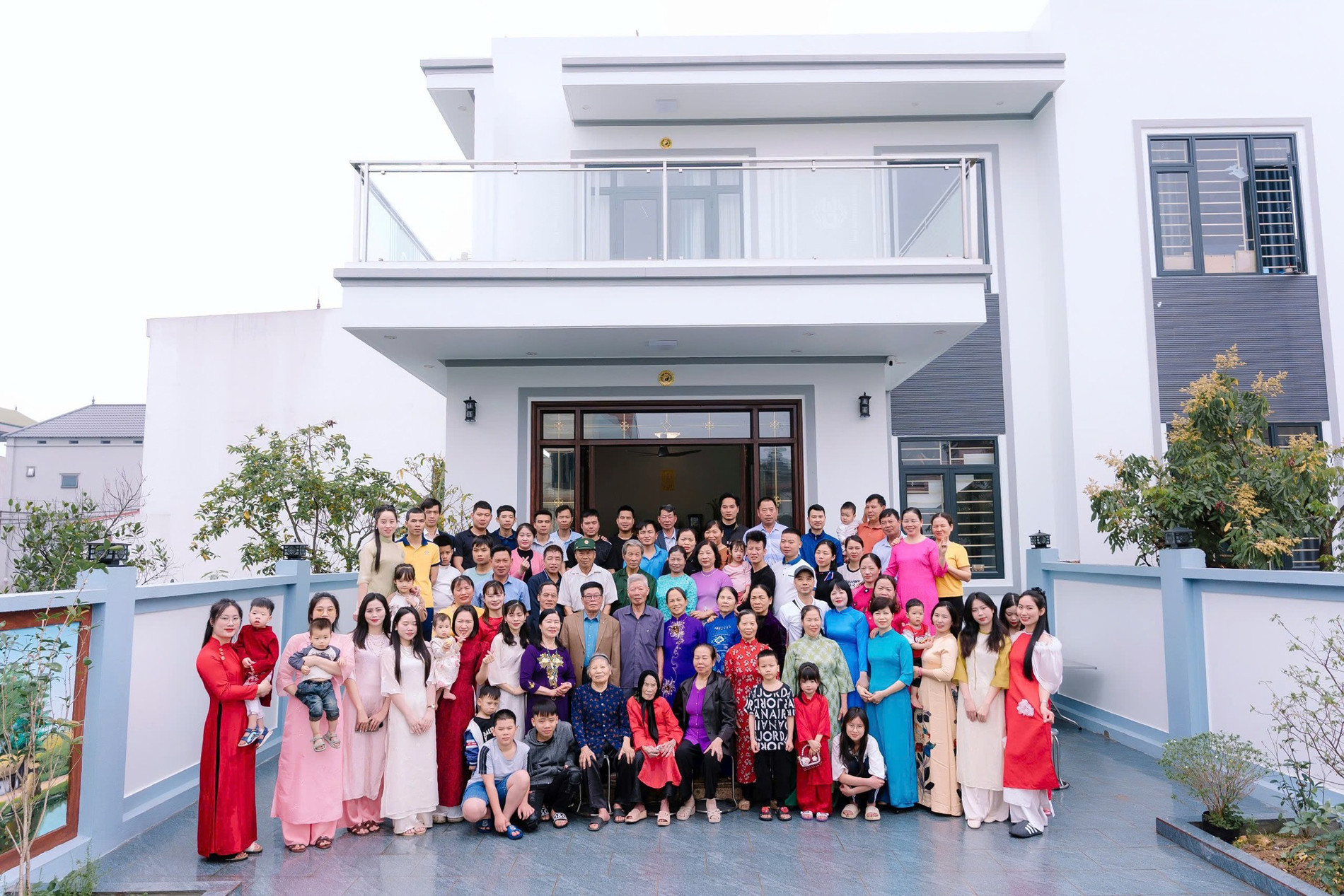 cụ bà hơn trăm tuổi ở HN.jpg