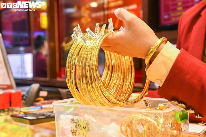 Chuyên gia dự đoán giá vàng sẽ vẫn tiếp tục đi lên. (Ảnh: Công Hiếu).