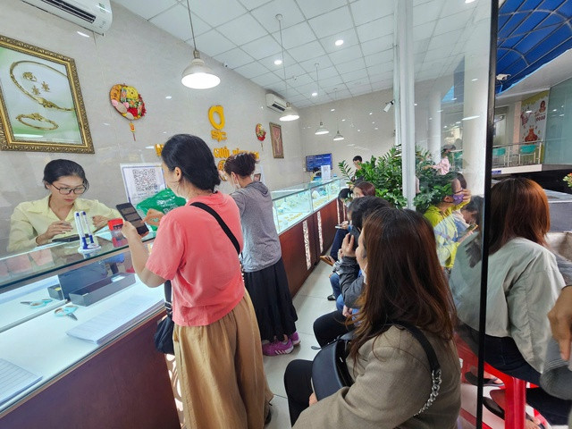 Người phụ nữ ở Hà Nội mang 300 chỉ đi bán vào ngày giá vàng vượt 115 triệu, nghe số lãi mà choáng- Ảnh 2.