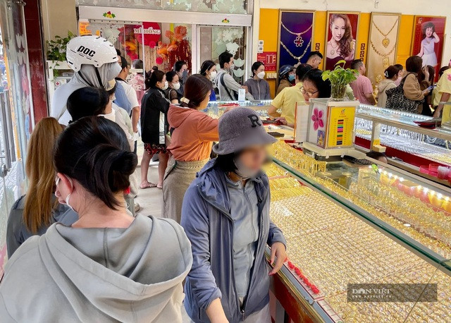 Người phụ nữ ở Hà Nội mang 300 chỉ đi bán vào ngày giá vàng vượt 115 triệu, nghe số lãi mà choáng- Ảnh 4.