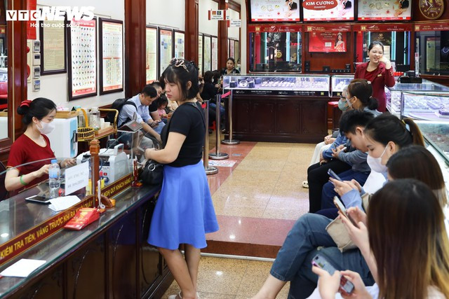 Người phụ nữ ở Hà Nội mang 300 chỉ đi bán vào ngày giá vàng vượt 115 triệu, nghe số lãi mà choáng- Ảnh 3.