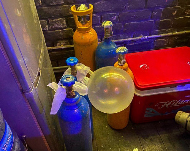 Quán bar đóng kín, bóng cười