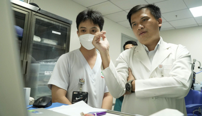 Quán bar đóng kín, bóng cười