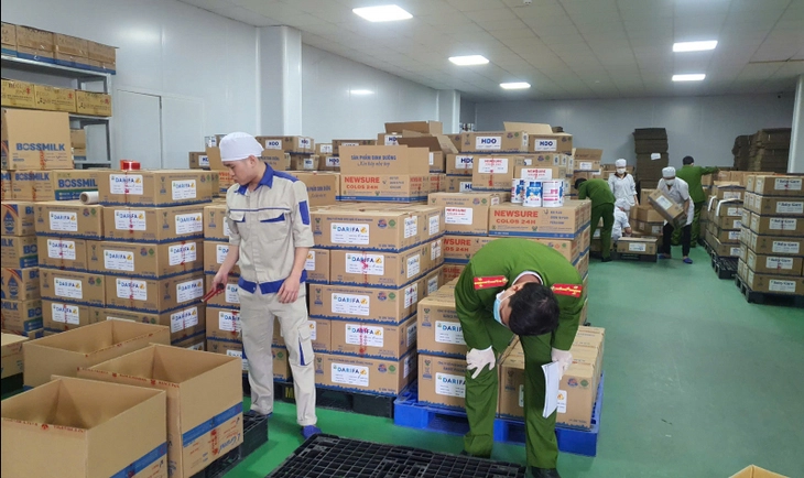 Hàng ngàn hộp sữa bột giả các loại bị thu giữ để phục vụ điều tra. Ảnh: TTO