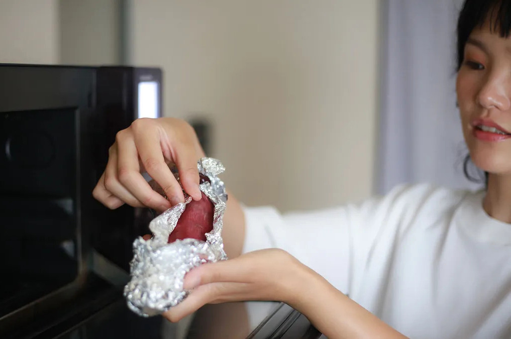 3 thực phẩm tuyệt đối không nên bọc trong giấy bạc: Mất ngon còn nuốt vào toàn chất độc!- Ảnh 2.