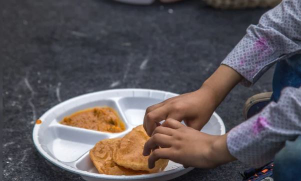 Bắt người đàn ông phun thuốc diệt cỏ vào đồ dùng ăn trưa tại trường tiểu học- Ảnh 1.