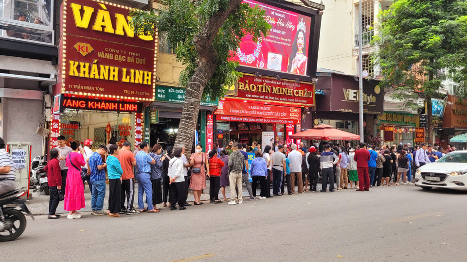 Có 53 chỉ vàng đem bán nhưng người phụ nữ ở Hà Nội khóc ròng vì một lý do, nay xếp hàng mua lại từng chỉ - Ảnh 1.