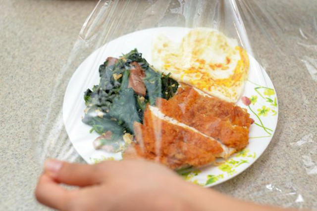 Đến giờ tôi mới nhận ra dùng màng bọc thực phẩm theo 4 kiểu này là “đầu độc” chính mình!- Ảnh 2.