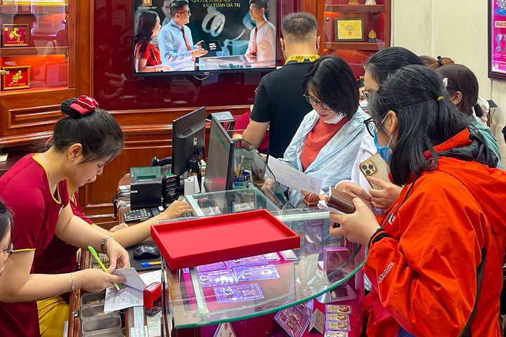Giá vàng đắt kỷ lục, người dân vẫn đổ xô đi mua. (Ảnh: Minh Đức)