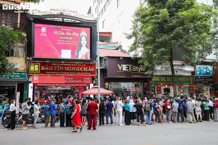 Hàng trăm người xếp hàng dài chờ mua vàng sáng 17/4.