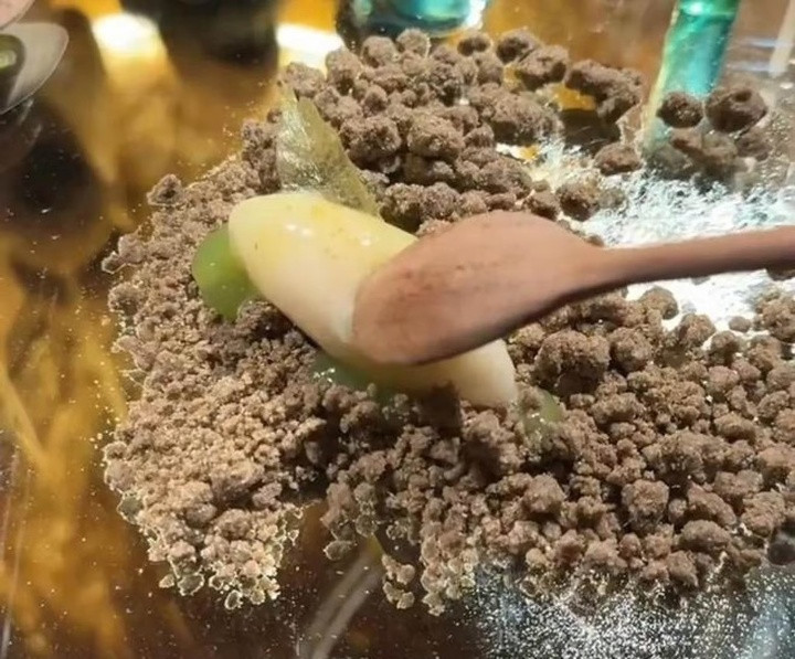 Món tráng miệng “hoa cắm vào phân voi”, có phần đế giống vụn bánh mì giòn và được phủ nước hoa thảo mộc, mứt trái cây, phấn hoa và kem mật ong. (Ảnh: 163.com)
