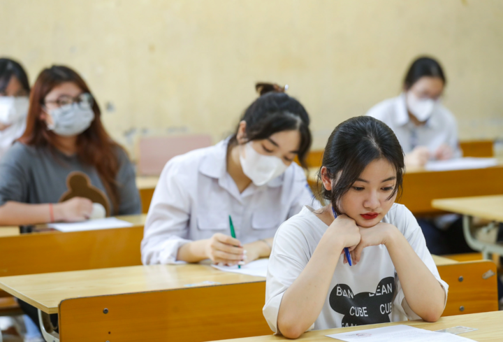 Áp lực thi vào lớp 10 Hà Nội, nhiều phụ huynh nhanh chóng chốt trường tư dự phòng cho con. (Ảnh minh hoạ)