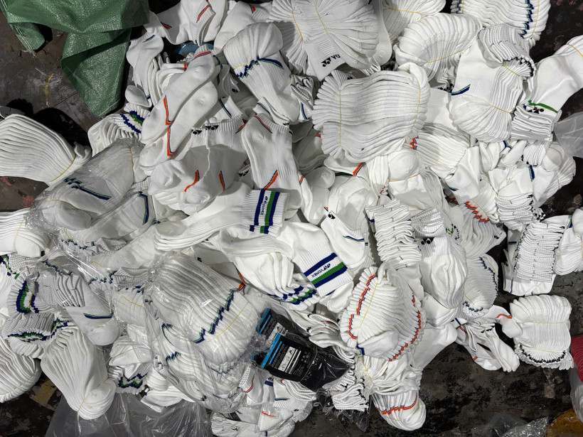 Thu giữ hơn 14.000 đôi tất nghi giả mạo nhãn hiệu nổi tiếng tại La Phù