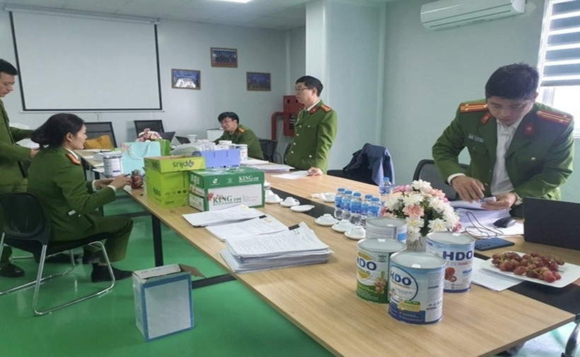 Cảnh sát thu giữ hồ sơ, tài liệu và tang vật trong quá trình khám xét. (Ảnh: CAND)