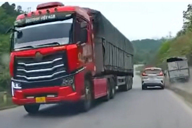 Xe đầu kéo chạy hẳn sang làn ngược chiều để vượt khiến xe tải lao xuống vệ đường - 3