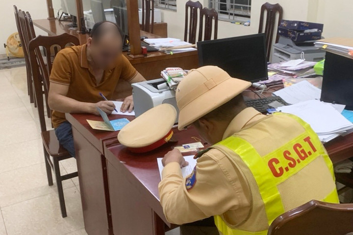 Tài xế Nguyễn Văn T. làm việc với CSGT về hành vi vi phạm.