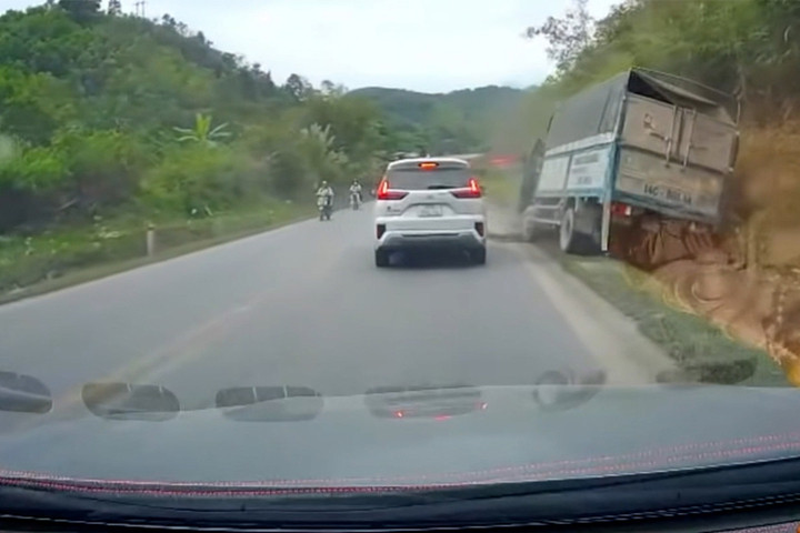 Xe tải buộc phải lao xuống vệ đường để tránh gây tai nạn với xe ô tô con đi phía trước.