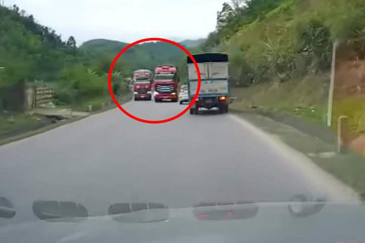 Xe đầu kéo lấn làn, vượt ẩu, bất chấp chiều đối diện đang có 2 xe đi tới.