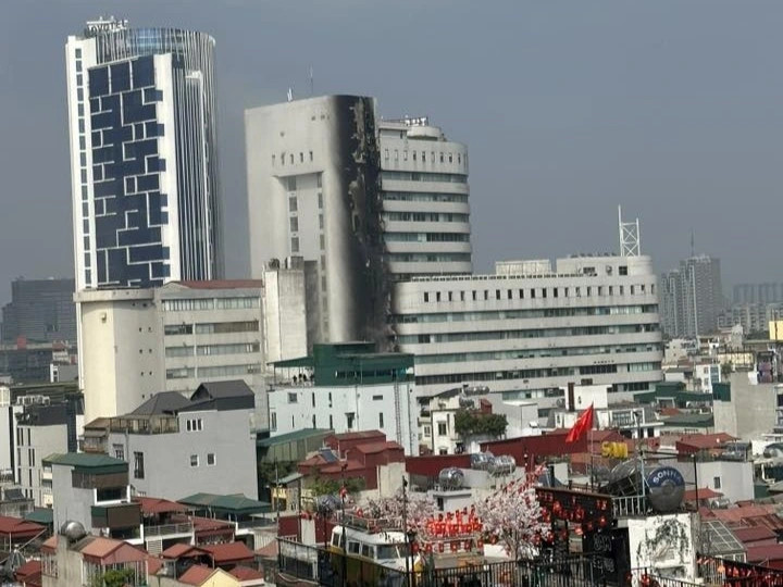 chay lon tai toa nha so 1 thai ha, khoi den cuon cuon boc cao hang tram met hinh anh 4