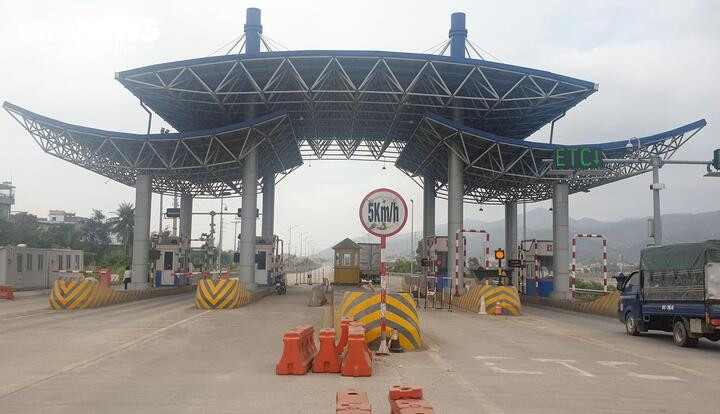Trưa 18/4, có mặt tại nút giao khu công nghiệp Việt Hưng vào đường dẫn lên cao tốc Hạ Long – Vân Đồn (Quảng Ninh), PV Báo Điện tử VTC News được nhiều người dân kể lại thời khắc Công an tỉnh Quảng Ninh truy bắt nhóm tội phạm ma túy nổ súng chống trả, khiến Thượng úy Nguyễn Đăng Khải (Cán bộ Phòng Cảnh sát điều tra tội phạm về ma túy Công an tỉnh Quảng Ninh) hy sinh.