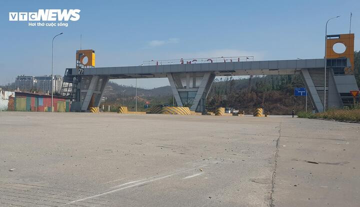 Sau đó bị lực lượng cảnh sát tiếp tục truy đuổi, xe ô tô của nhóm này tháo chạy vào tuyến đường Khu công nghiệp Cái Lân, những vết cày trên mặt đường vẫn còn hiện hữu khu vực Cổng Khu công nghiệp Cái Lân.