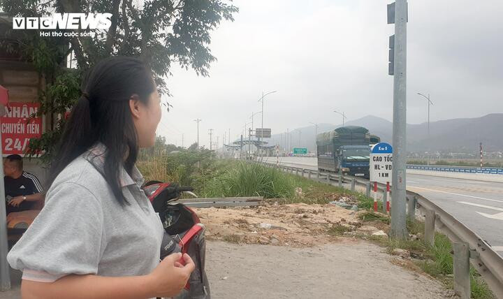 Khoảng hơn 21h ngày 17/4, khi đang ngồi bán hàng ven nút giao gần trạm thu phí Đồng Đăng dẫn lên cao tốc Hạ Long – Vân Đồn, chị Vũ Ph.Th (41 tuổi, ở phường Hà Khẩu, TP Hạ Long) thấy hai xe ô tô một trắng và một đen chạy tốc độ rất nhanh qua quán về hướng trạm thu phí.
