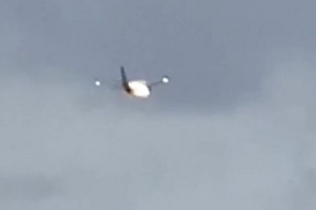 Kinh hoàng: Động cơ máy bay chở 159 người bốc cháy ngùn ngụt, rung lắc mạnh giữa không trung, phi công phải hạ cánh khẩn cấp- Ảnh 2.