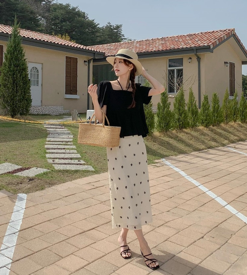 Để xua tan đi sự nhàm chán trong phong cách, chân váy họa tiết là lựa chọn lý tưởng