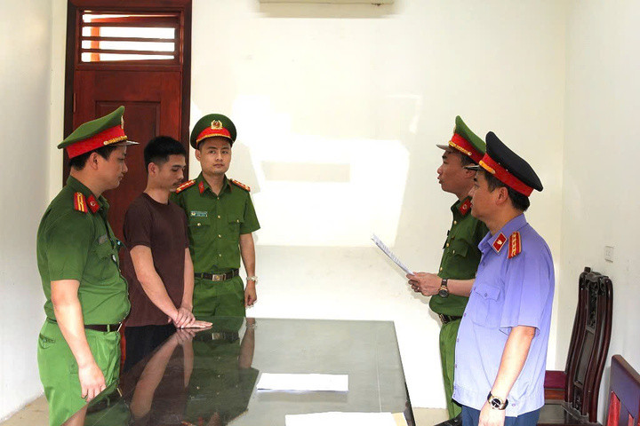 Cận cảnh bên trong xưởng sản xuất 3.500 tấn giá đỗ ngâm hóa chất độc hại- Ảnh 1.